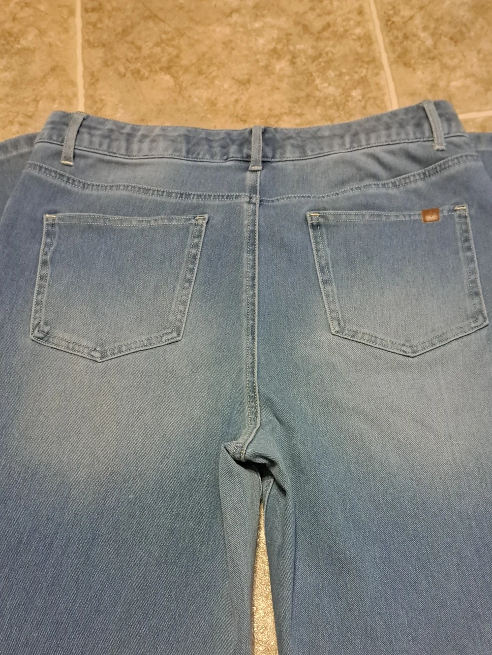 HALARA Straight Leg Jeans in Light Blue Wash. Size L Regular.